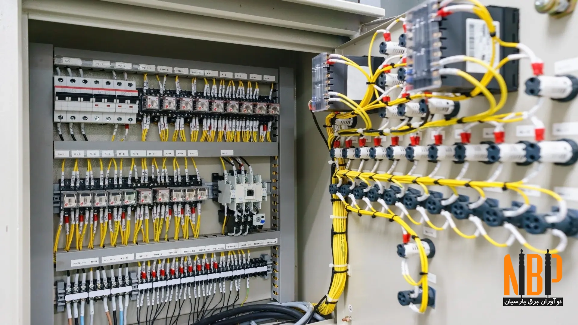 انتخاب تجهیزات مناسب برای تابلو برق صنعتی