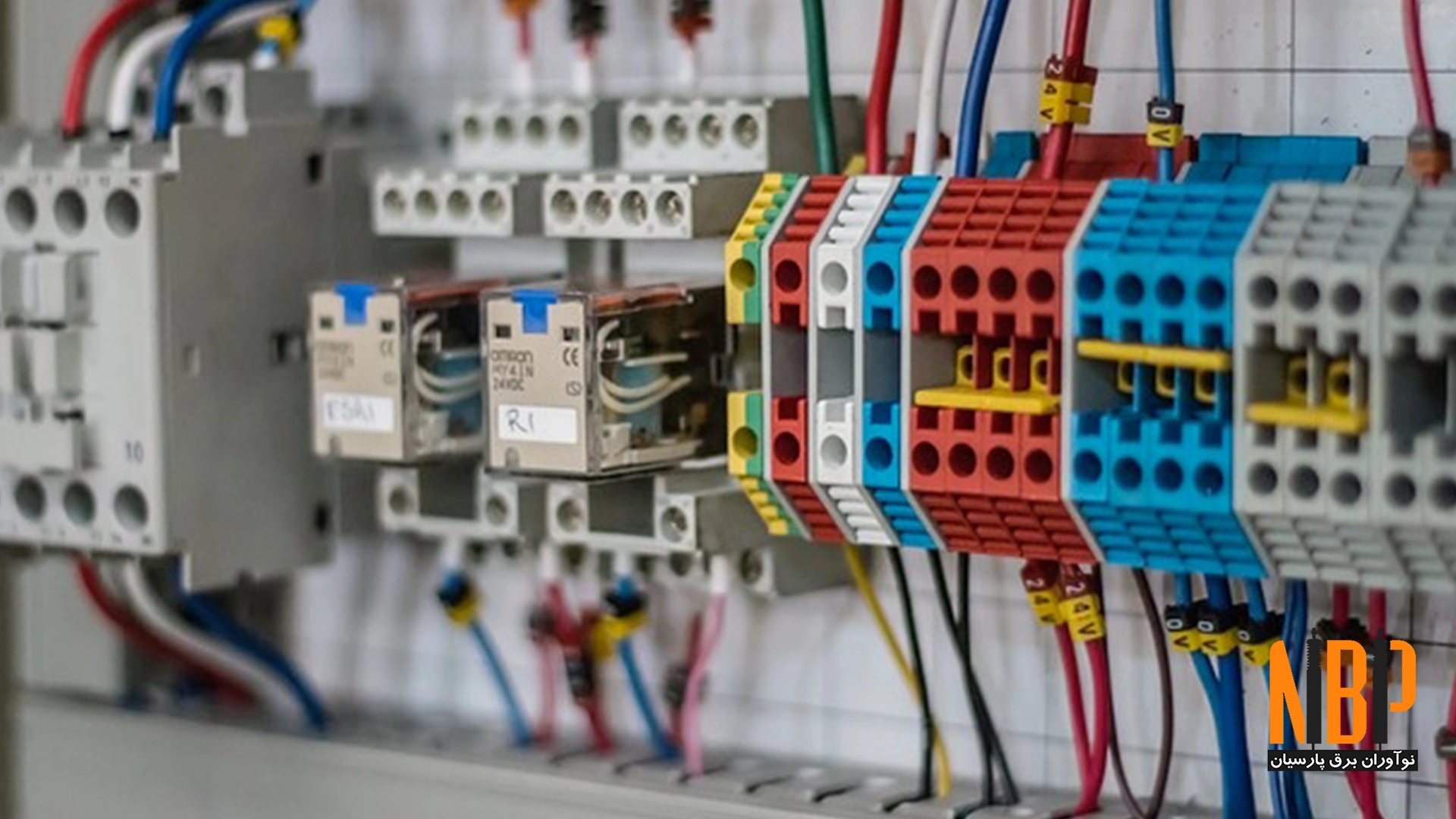 انتخاب بین تابلوهای کشویی و فیکس بر اساس نوع کاربرد