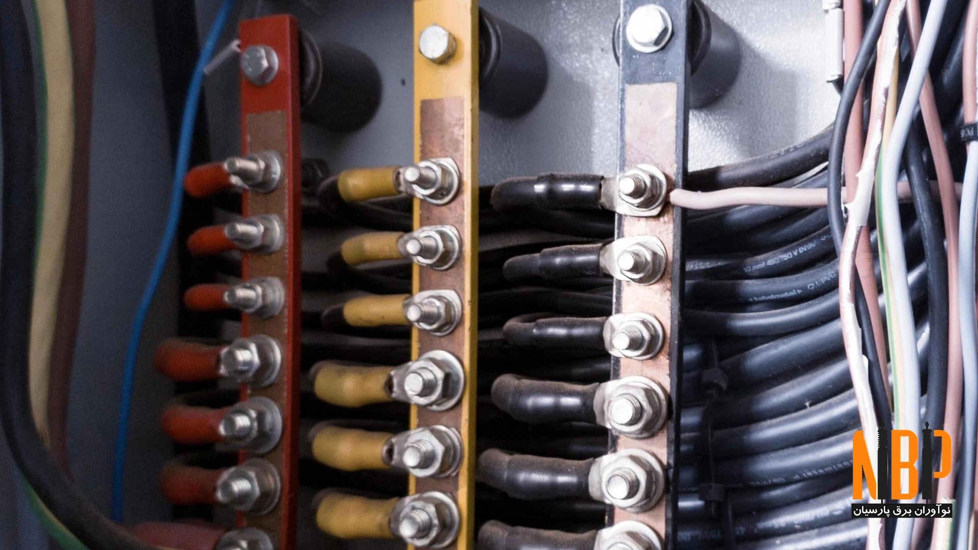 باسبار (Busbar) یک هادی فلزی