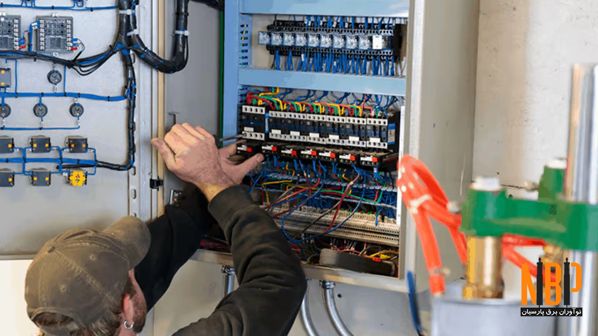 توانمندسازی تیم داخلی به‌جای وابستگی به پیمانکار